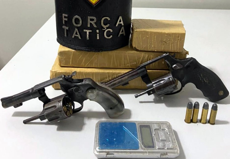 Com os suspeitos a PM apreendeu duas armas de fogo, mais de 1,5 kg de maconha e uma balança de precisão - Foto: Divulgação Polícia Militar