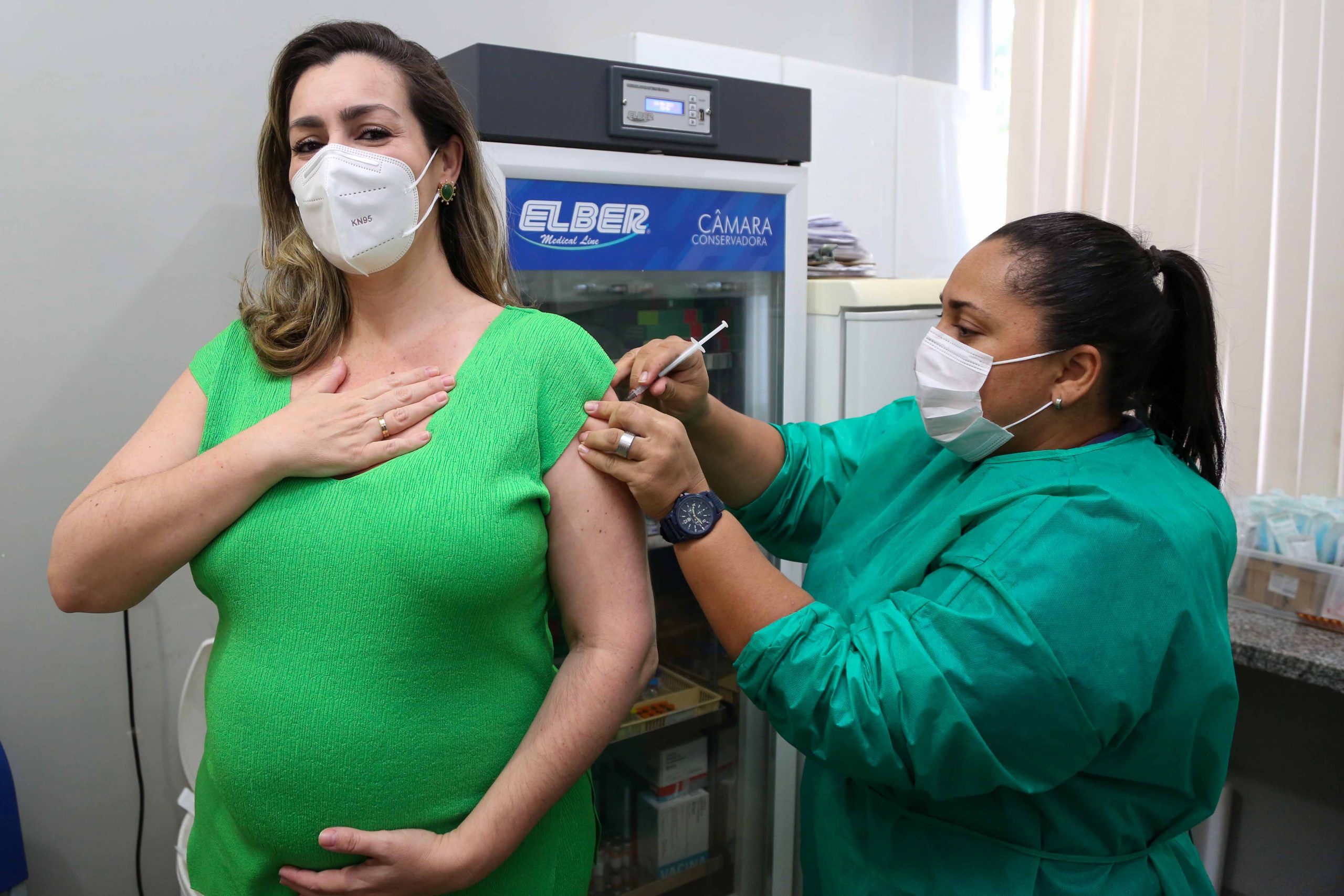 Prefeita de Palmas recebe primeira dose de vacina e anuncia balada de vacinação para público de 18 anos - Foto: Divulgação