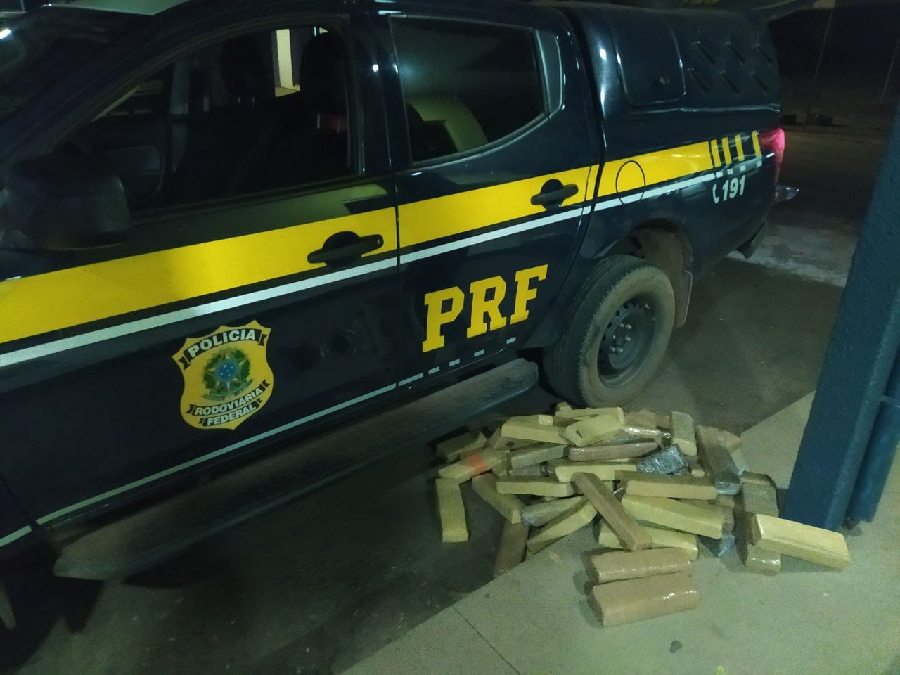 PRF encontra mais  de 60 kg de maconha em cabine de caminhão na BR-153. Droga seria levada para o Ceará - Foto: PRF/Divulgação