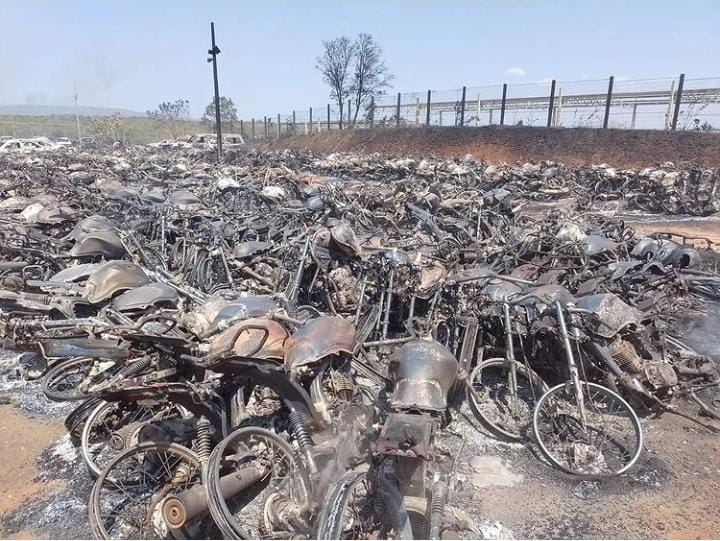 A maioria dos veículos destruídos pelas chamas eram motocicletas apreendidas - Foto: Divulgação.