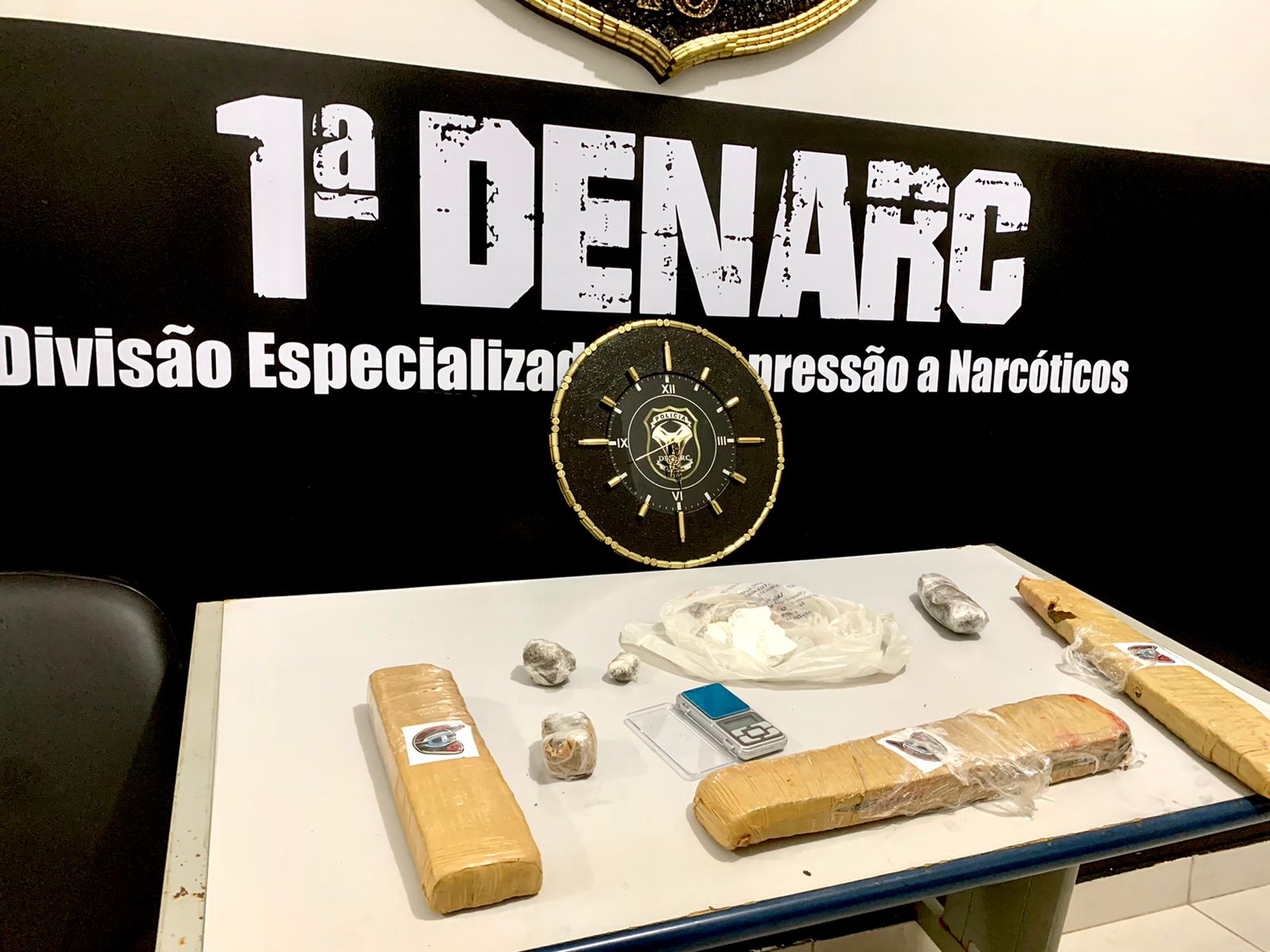 Duas pessoas foram presas acusadas de tráfico de drogas na Praia da Graciosa - Foto: PCTO/Divulgação
