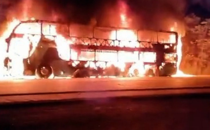 Todos os passageiros que estavam no ônibus conseguiram deixar o veículo antes do incêndio se alastrar - Foto: Divulgação.