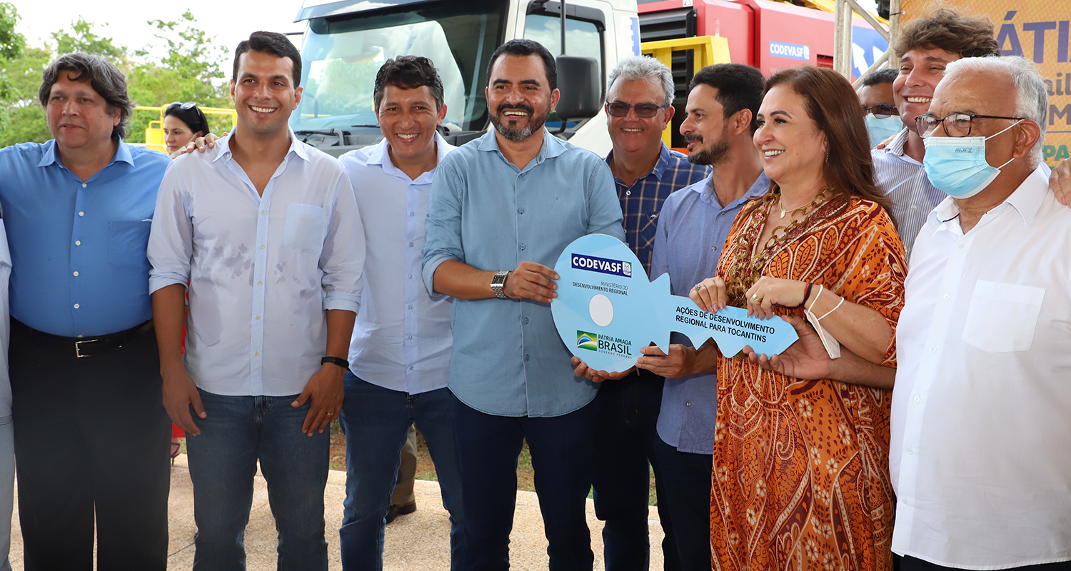Governador participa da entrega de máquinas da Codesvaf a prefeitos do Bico do Papagaio - Foto: Divulgação Governo do Tocantins.