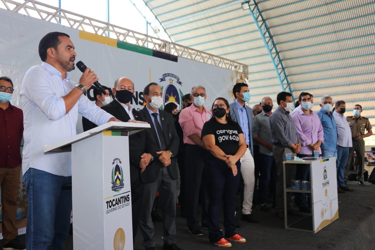 Os benefícios para os servidores da Educação foram anunciados pelo Governador Wanderlei Barbosa durante solenidade em comemoração ao Dia Nacional da Escola - Foto: Divulgação.