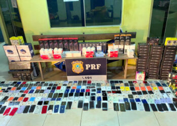 Durante a fiscalização no veículo, os policias encontraram mais de 400 itens eletrônicos e mais de 500 itens relacionados a tabacaria - Foto: Divulgação PRF.